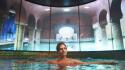 Een vrouw ontspant in het hamambad van Thermen Holiday 
