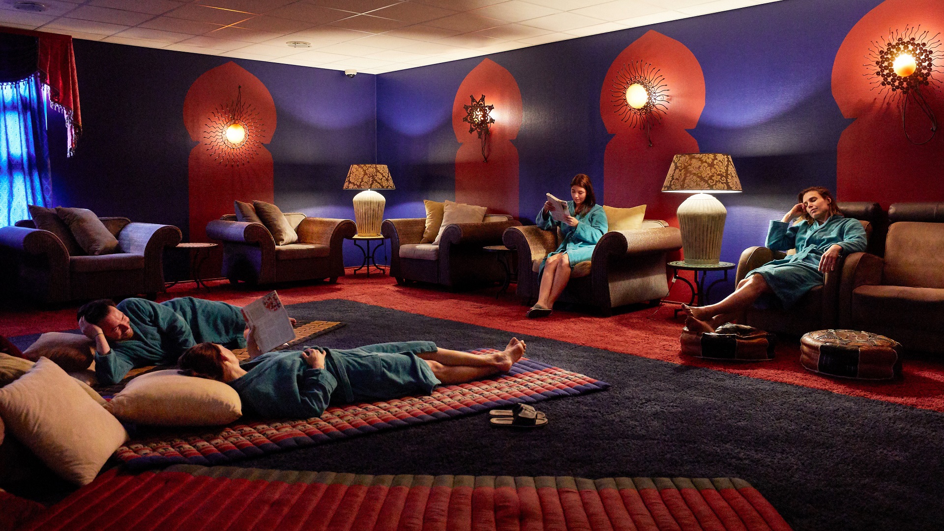Vier gasten ontspannen in de rustruimte van Thermen Holiday 