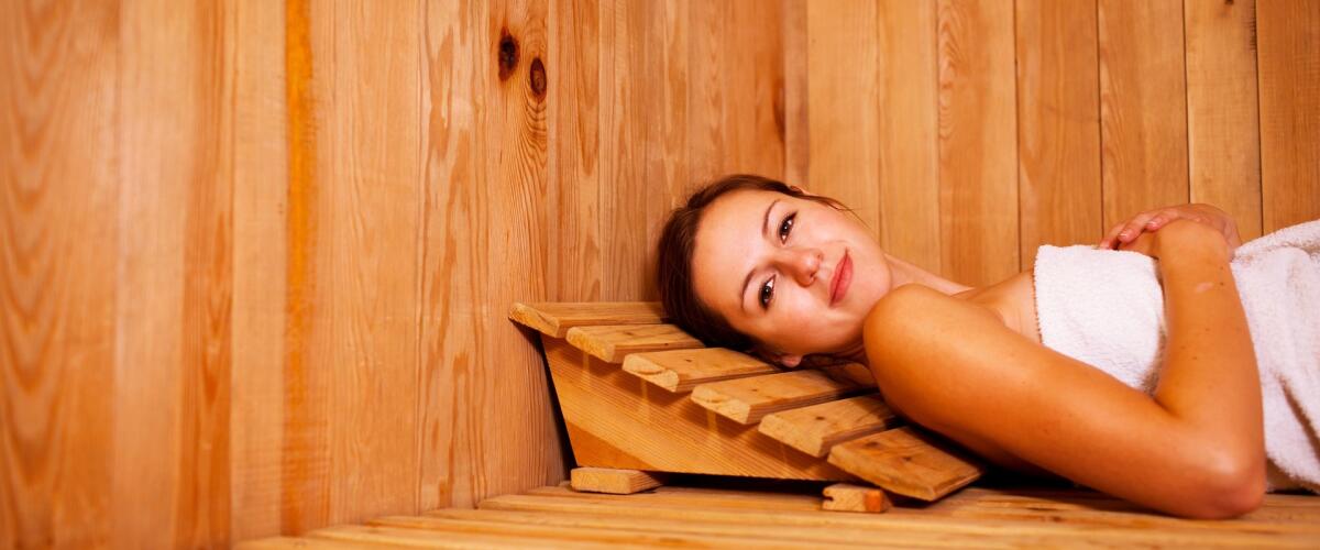 Een vrouw ligt in de diehard sauna van Thermen Holiday 