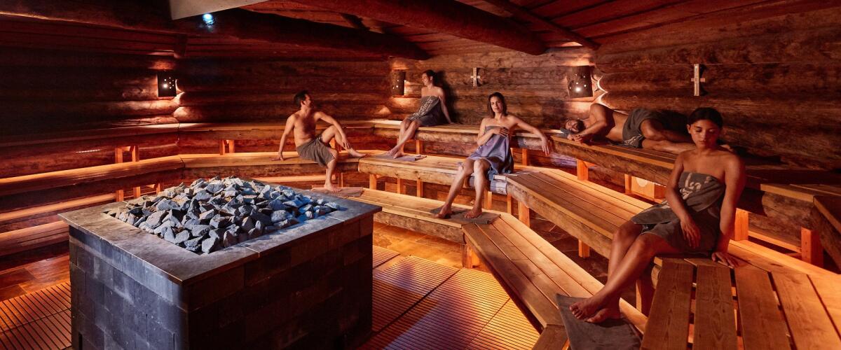 Een groep gasten ontspannen in de kelosauna van Thermen Holiday 