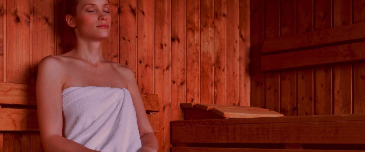 Een vrouw ontspant in de kleurensauna van Thermen Holiday 