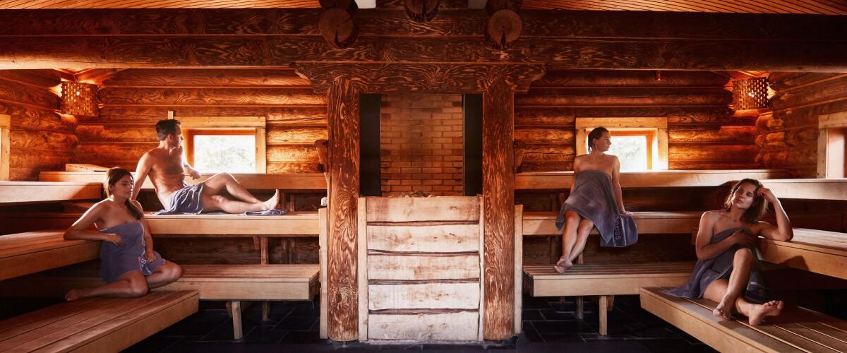 Vier gasten ontspannen in de banja sauna van Thermen Holiday 