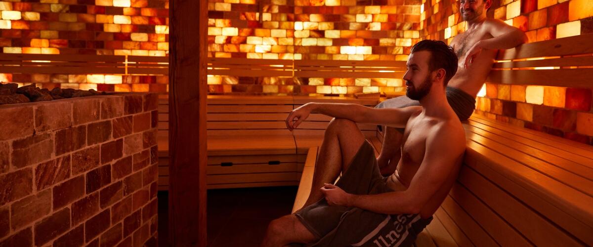 Twee gasten ontspannen in de zoutsteensauna van Thermen Holiday 