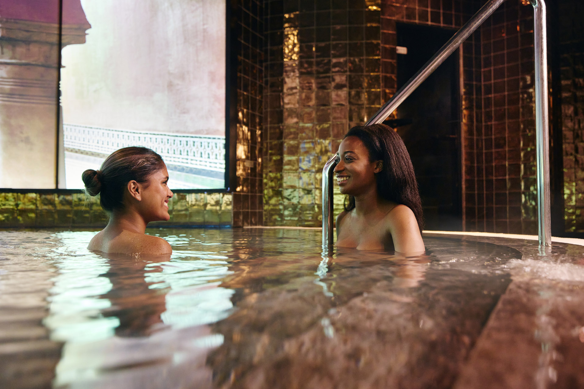 Twee vrouwen ontspannen in het hamambad van Thermen Holiday 