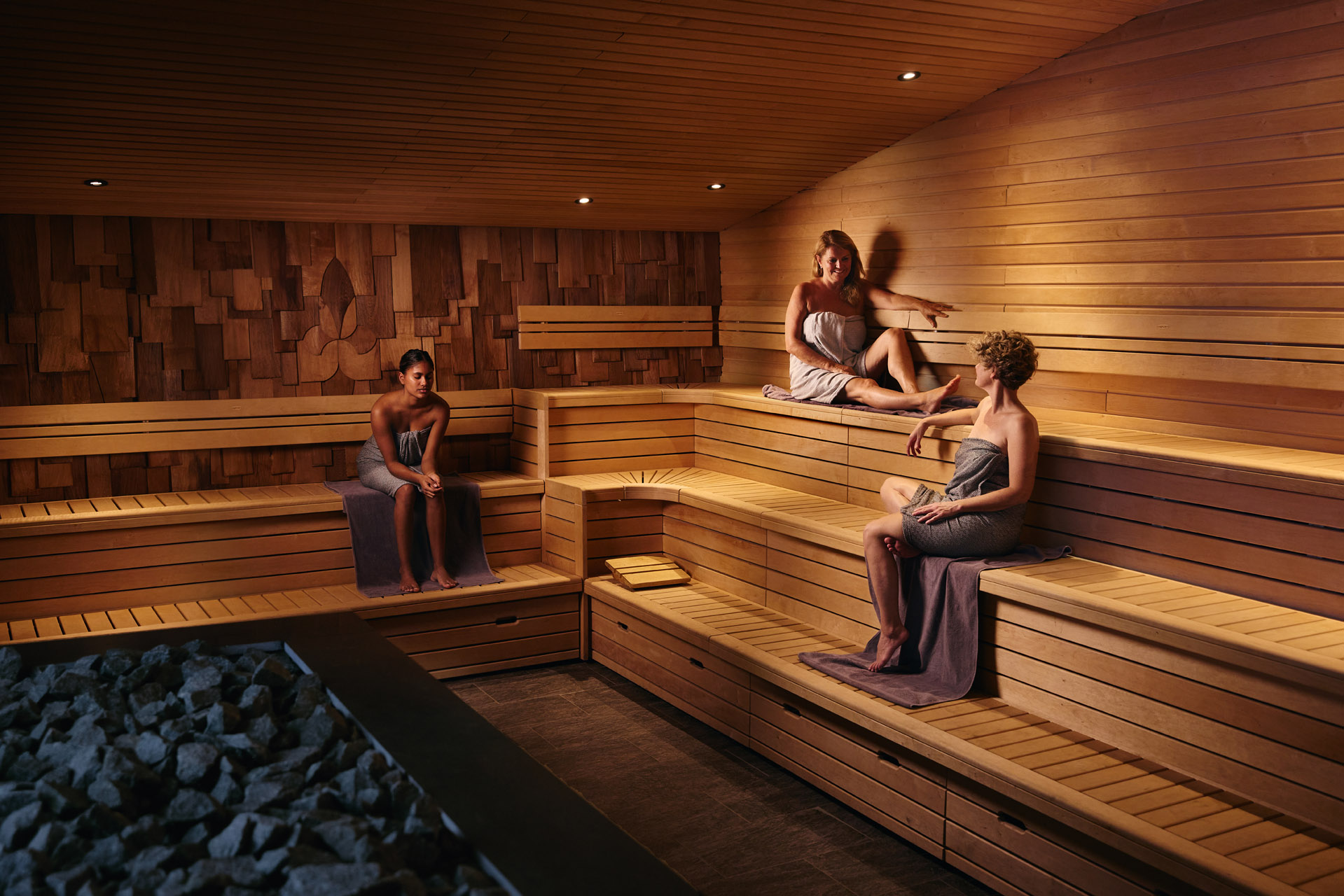 Drie gasten ontspannen in de filmsauna van Thermen Holiday 