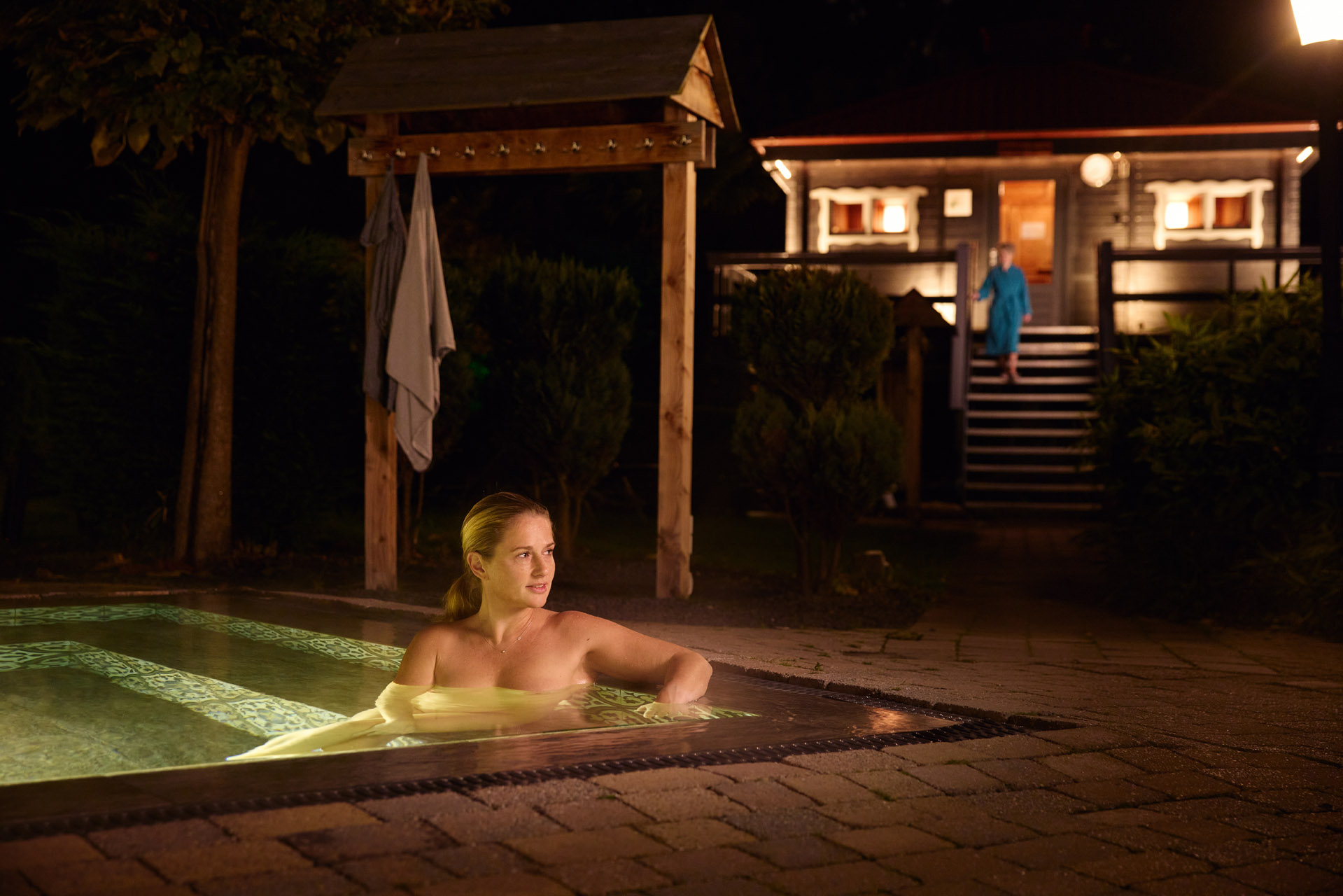 Een vrouw ontspant in het ontspanbad van Thermen Holiday 